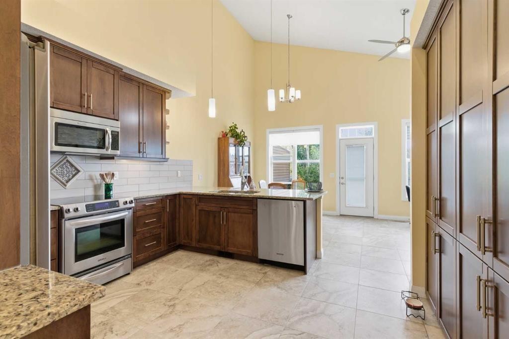 171 Evanswood Circle Nw, Calgary, AB - Indoor Photo Showing Kitchen With Upgraded Kitchen