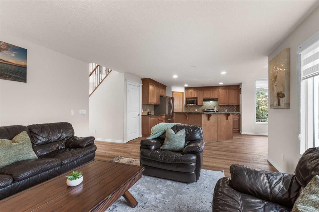 7 Everglade Circle Sw, Calgary, AB - Indoor Photo Showing Living Room