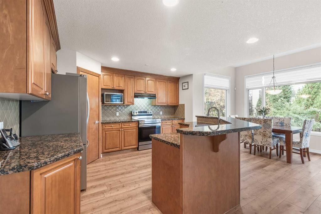 7 Everglade Circle Sw, Calgary, AB - Indoor Photo Showing Kitchen