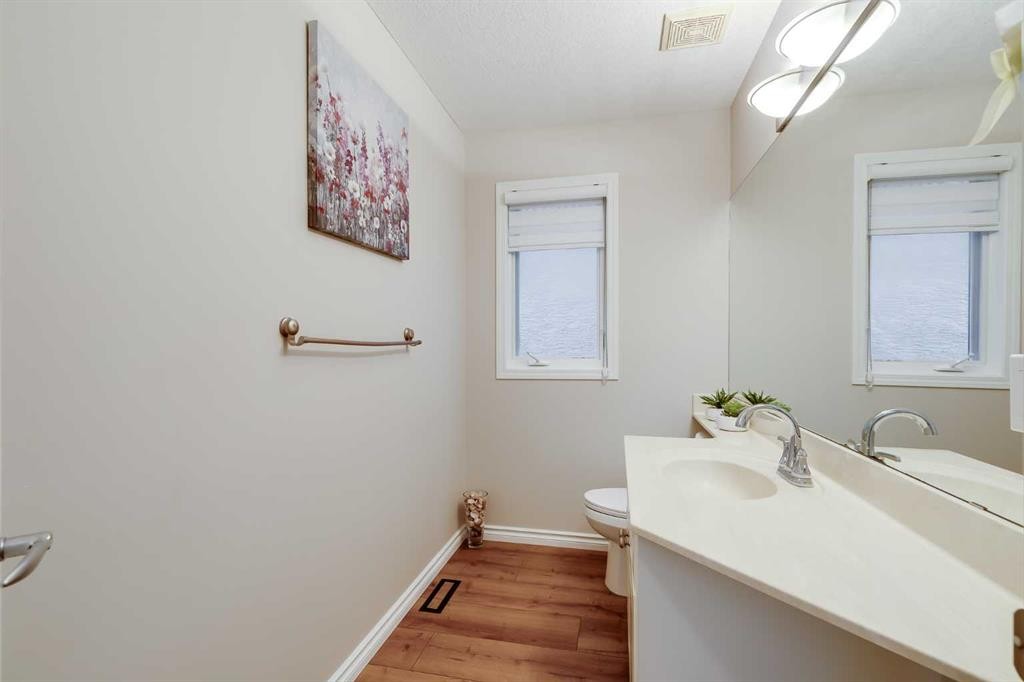 7 Everglade Circle Sw, Calgary, AB - Indoor Photo Showing Bathroom