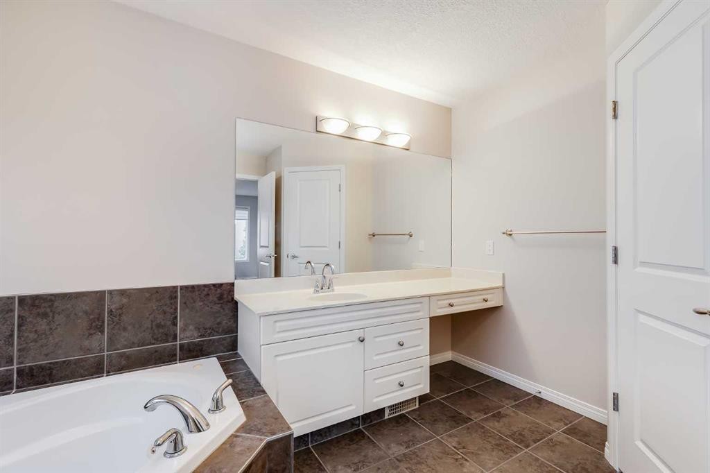 7 Everglade Circle Sw, Calgary, AB - Indoor Photo Showing Bathroom