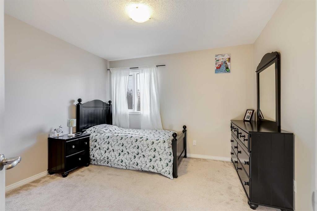 7 Everglade Circle Sw, Calgary, AB - Indoor Photo Showing Bedroom