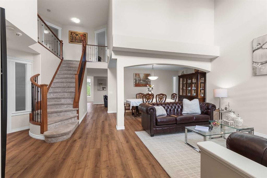 7 Everglade Circle Sw, Calgary, AB - Indoor Photo Showing Living Room