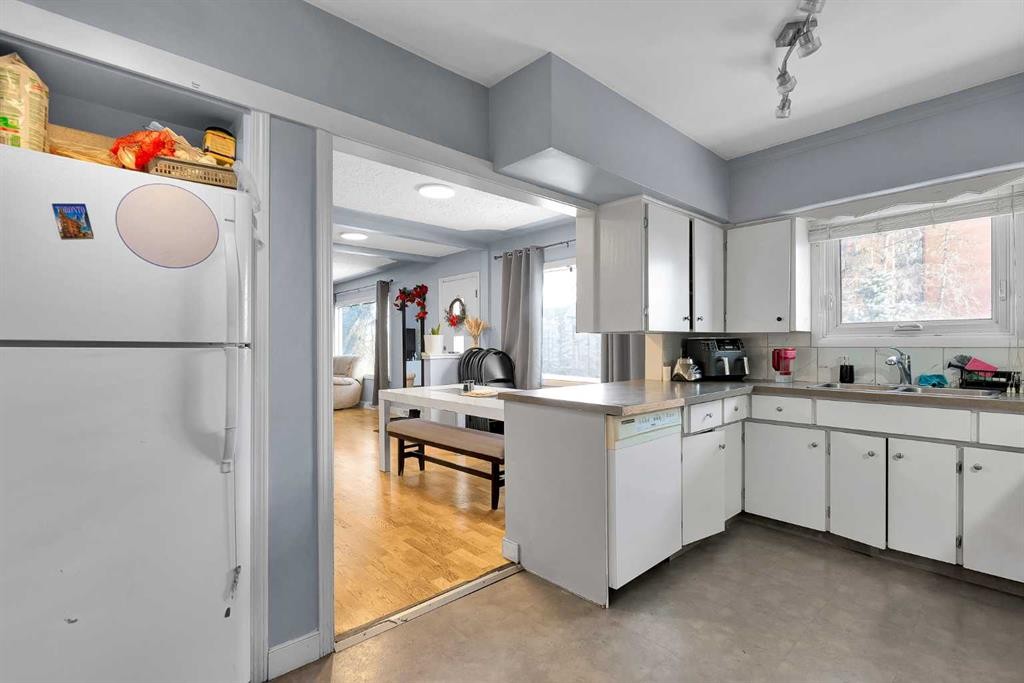 4617 Stanley Road Sw, Calgary, AB - Indoor Photo Showing Kitchen