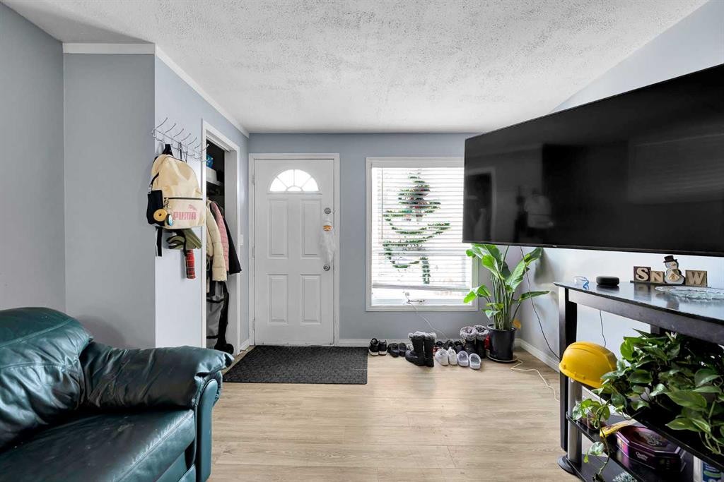 4617 Stanley Road Sw, Calgary, AB - Indoor Photo Showing Living Room