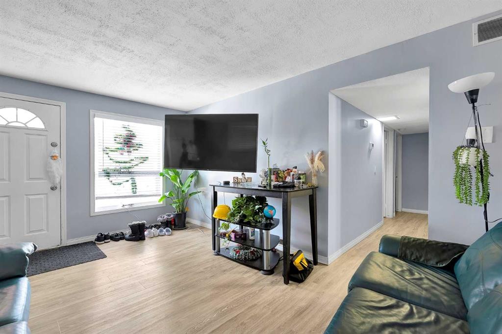 4617 Stanley Road Sw, Calgary, AB - Indoor Photo Showing Living Room