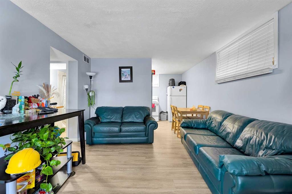4617 Stanley Road Sw, Calgary, AB - Indoor Photo Showing Living Room
