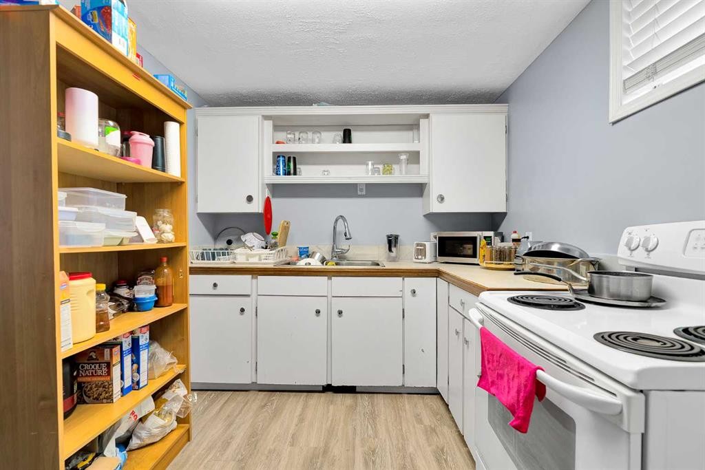 4617 Stanley Road Sw, Calgary, AB - Indoor Photo Showing Kitchen