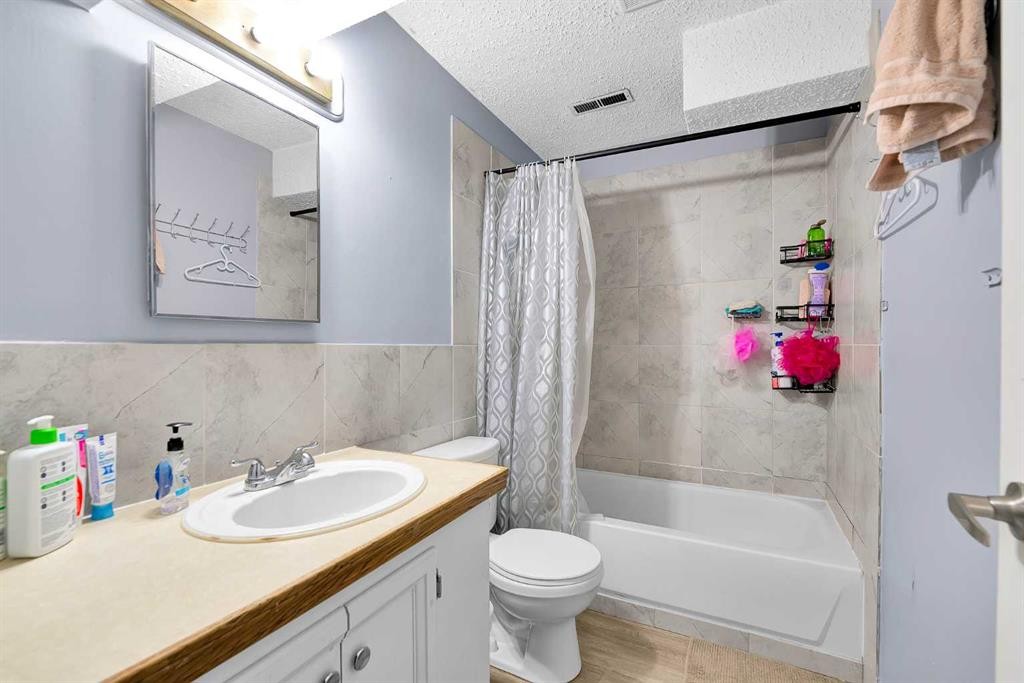 4617 Stanley Road Sw, Calgary, AB - Indoor Photo Showing Bathroom