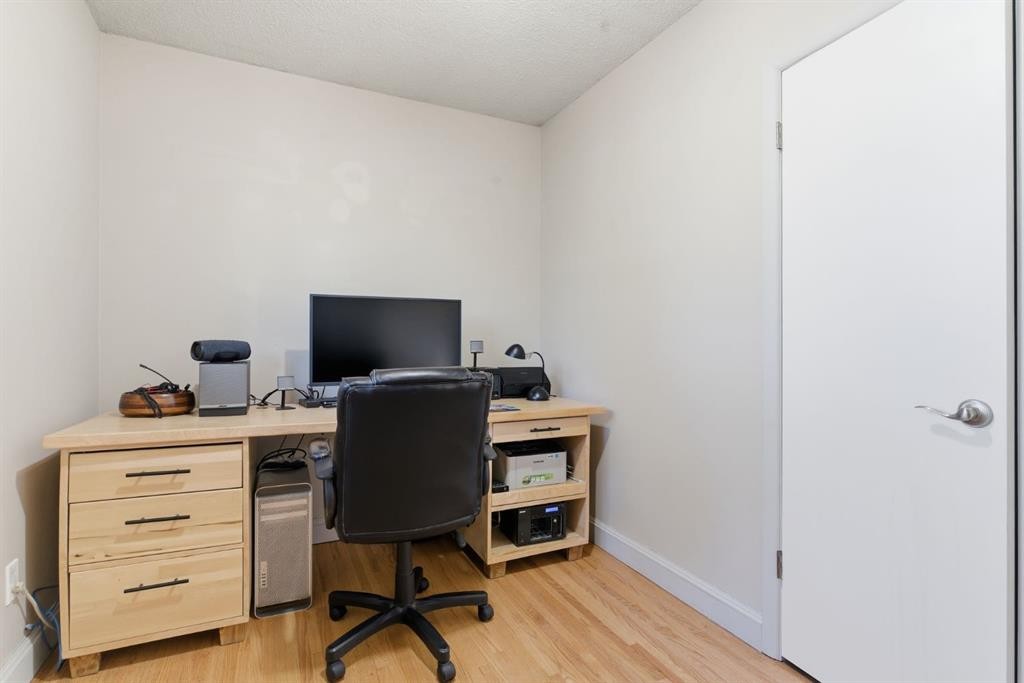 7019 20 Street Se, Calgary, AB - Indoor Photo Showing Office