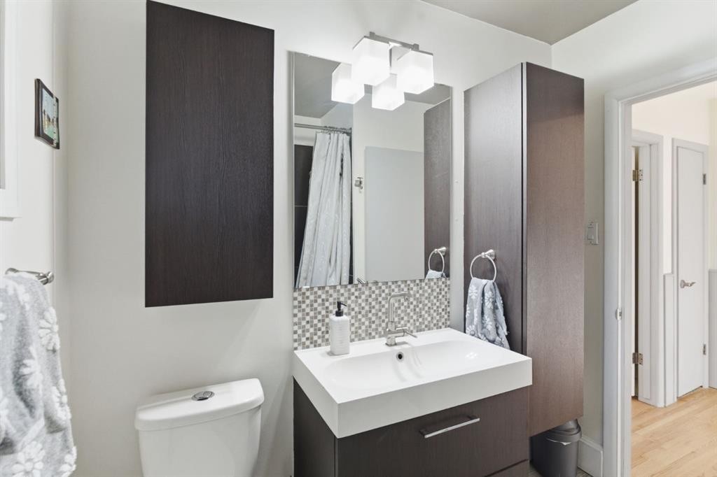 7019 20 Street Se, Calgary, AB - Indoor Photo Showing Bathroom