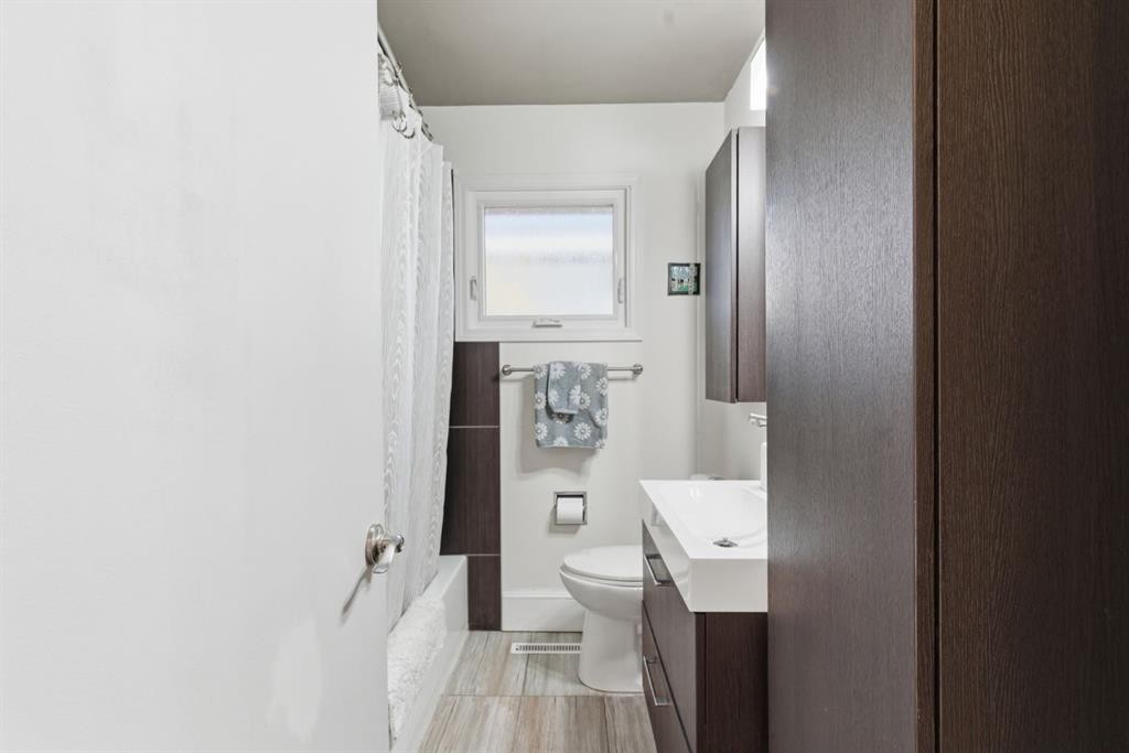 7019 20 Street Se, Calgary, AB - Indoor Photo Showing Bathroom