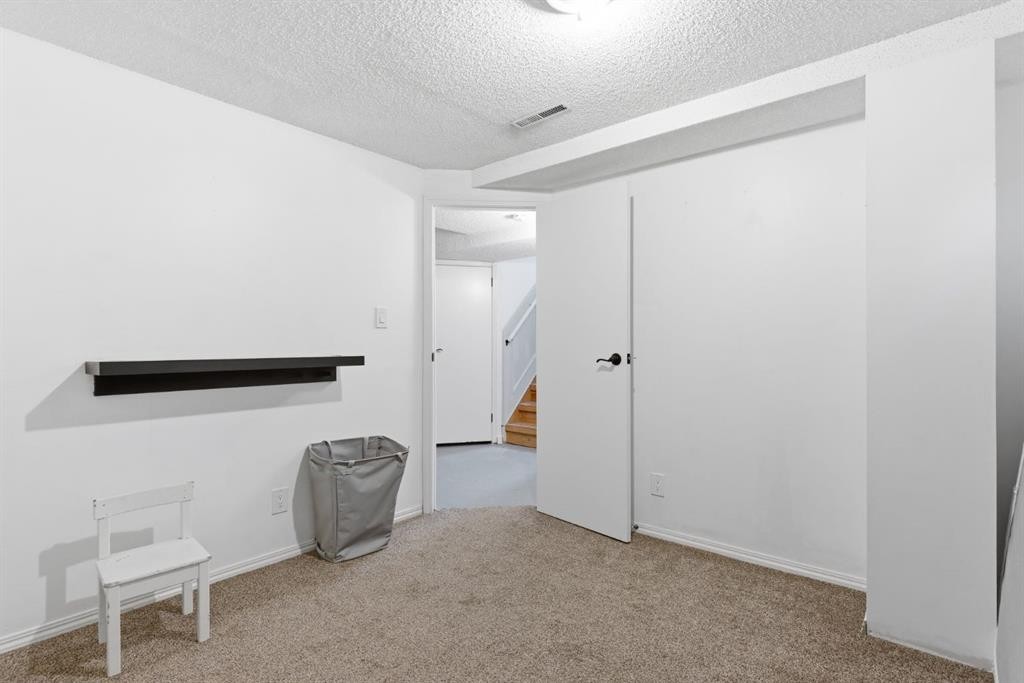 7019 20 Street Se, Calgary, AB - Indoor Photo Showing Other Room
