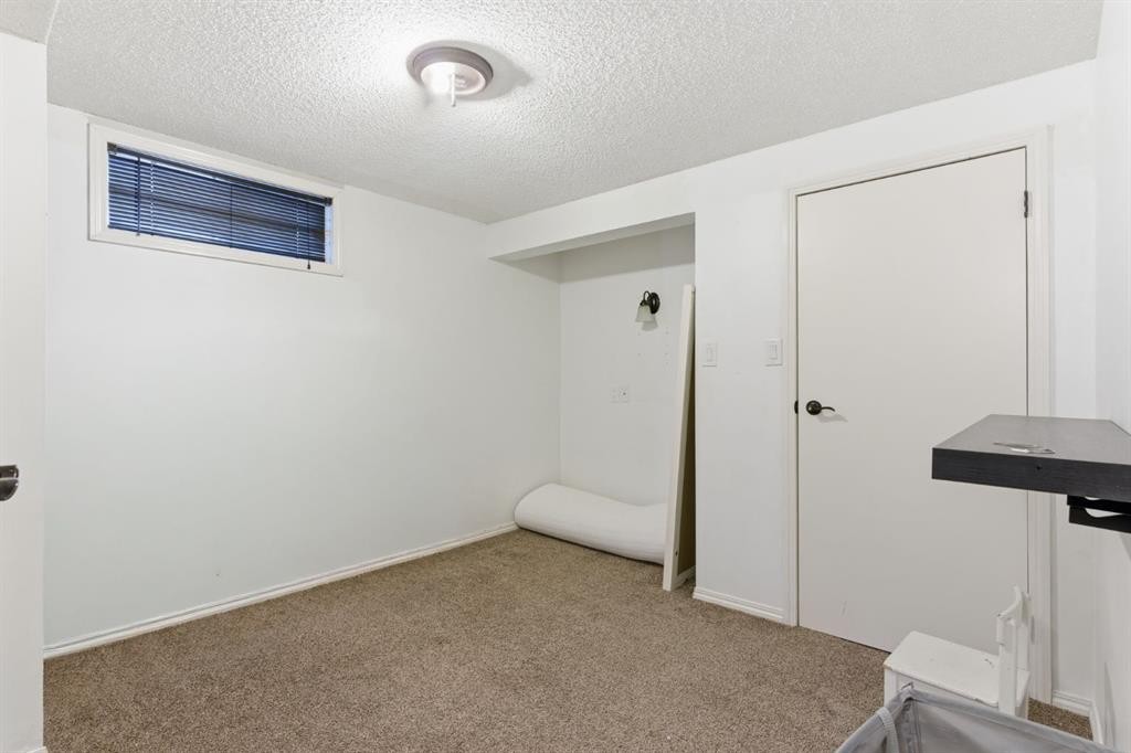 7019 20 Street Se, Calgary, AB - Indoor Photo Showing Other Room
