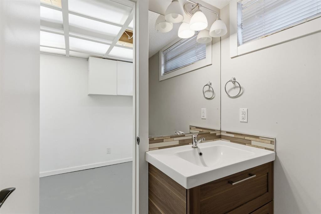 7019 20 Street Se, Calgary, AB - Indoor Photo Showing Bathroom