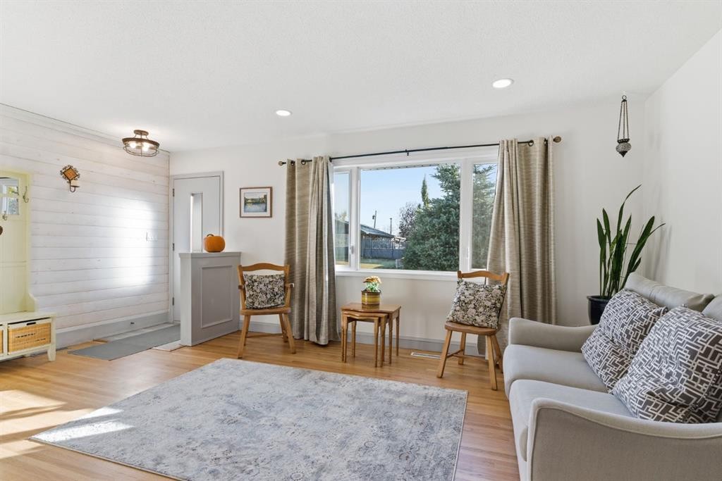 7019 20 Street Se, Calgary, AB - Indoor Photo Showing Living Room