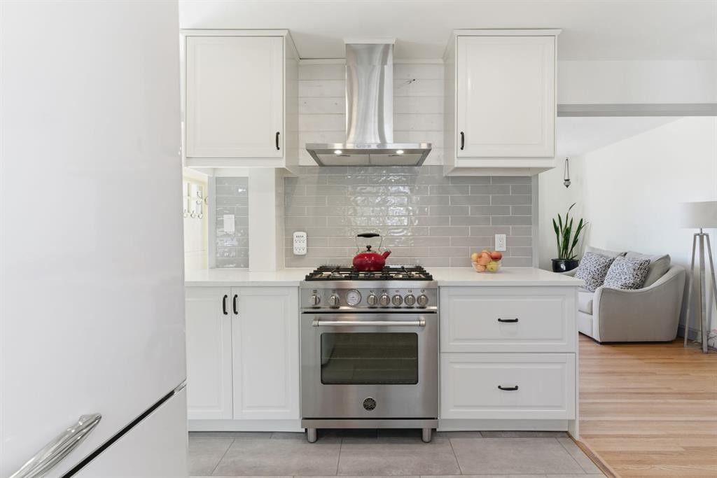 7019 20 Street Se, Calgary, AB - Indoor Photo Showing Kitchen With Upgraded Kitchen