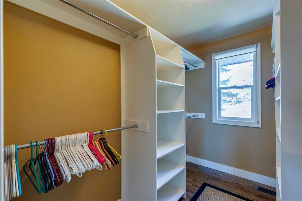 3140 46 Street Sw, Calgary, AB - Indoor With Storage