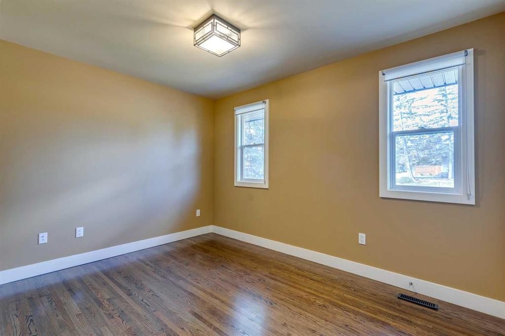 3140 46 Street Sw, Calgary, AB - Indoor Photo Showing Other Room