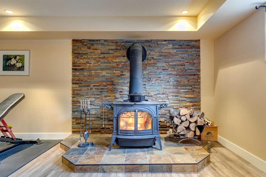 3140 46 Street Sw, Calgary, AB - Indoor Photo Showing Other Room