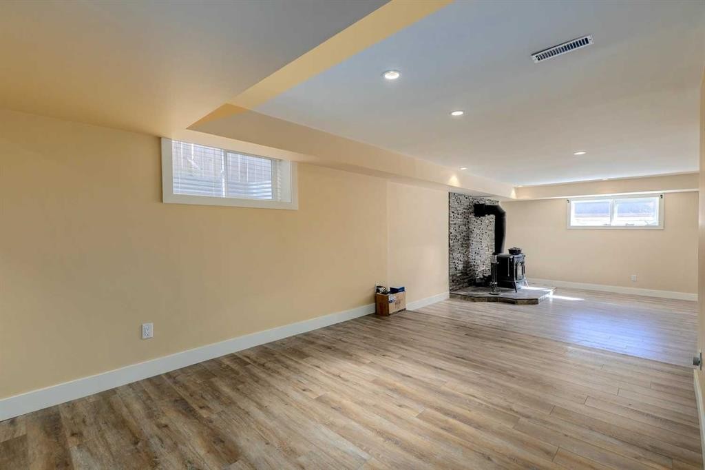 3140 46 Street Sw, Calgary, AB - Indoor