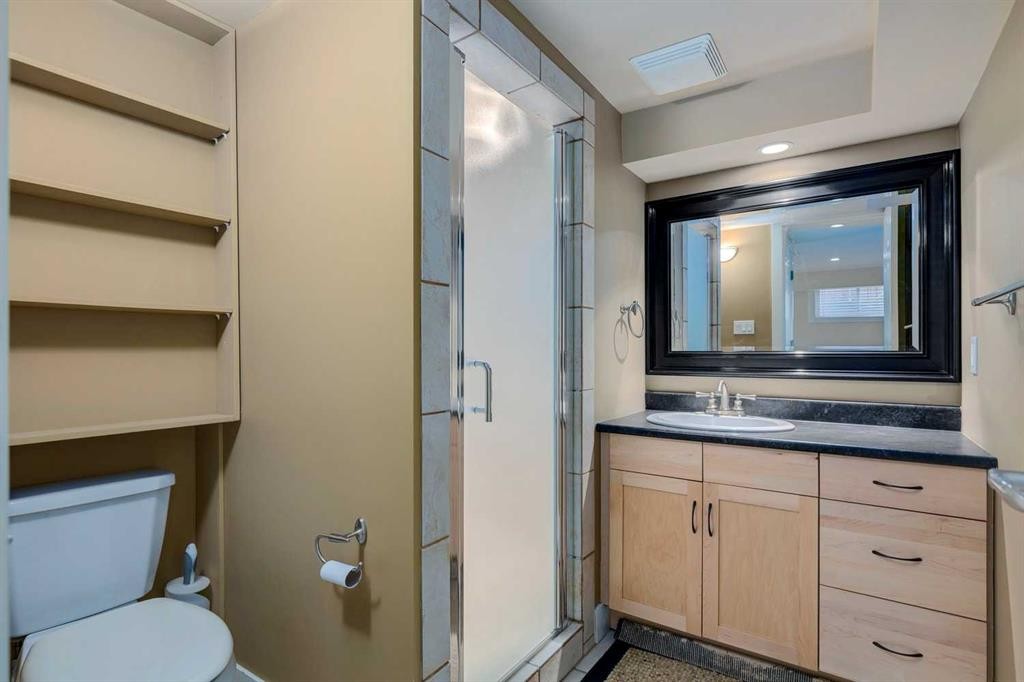 3140 46 Street Sw, Calgary, AB - Indoor Photo Showing Bathroom
