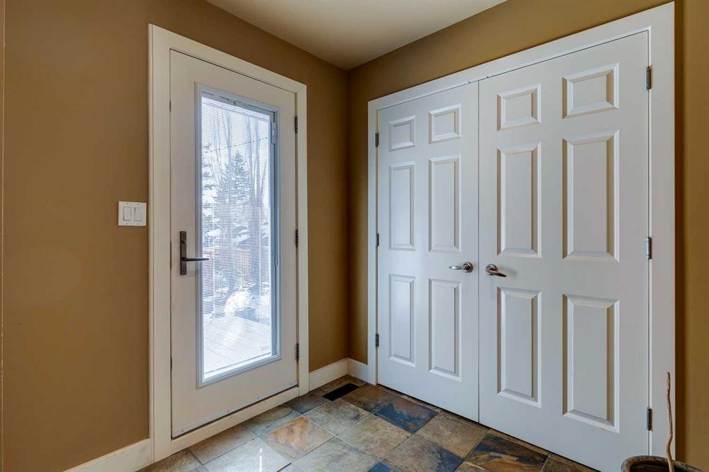 3140 46 Street Sw, Calgary, AB - Indoor Photo Showing Other Room