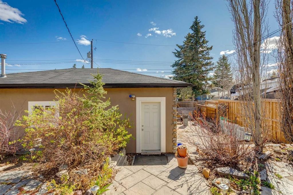 3140 46 Street Sw, Calgary, AB - Outdoor