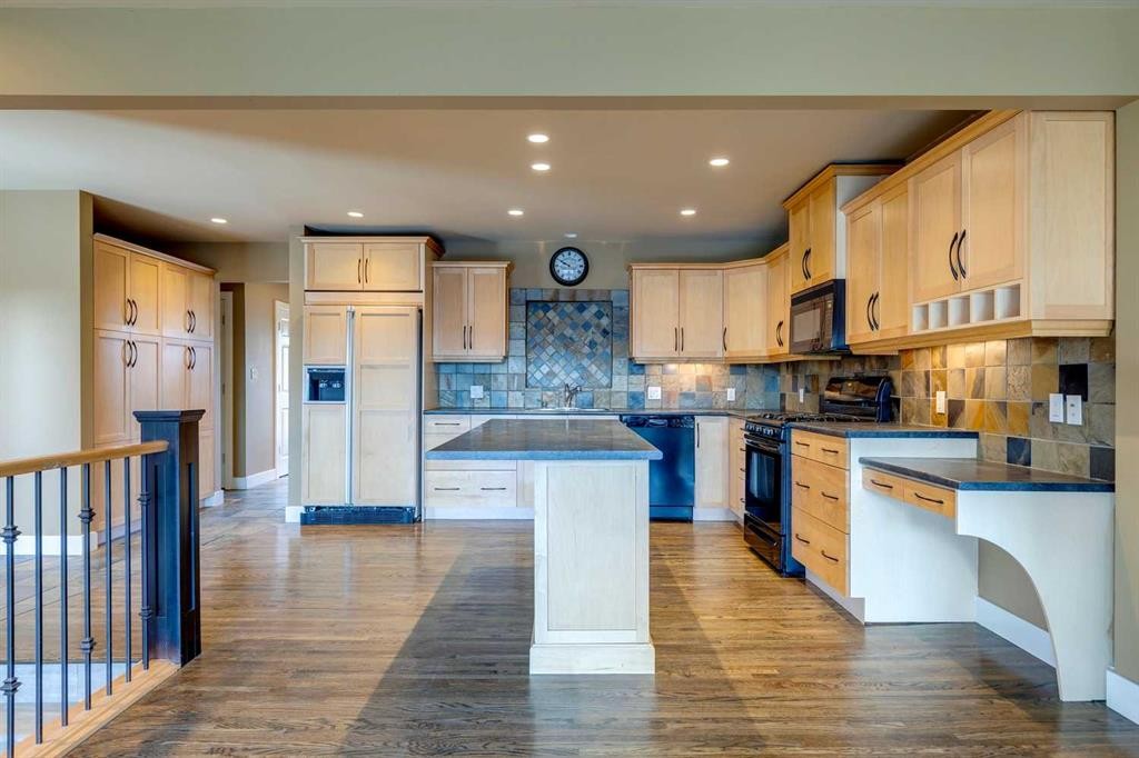 3140 46 Street Sw, Calgary, AB - Indoor Photo Showing Kitchen