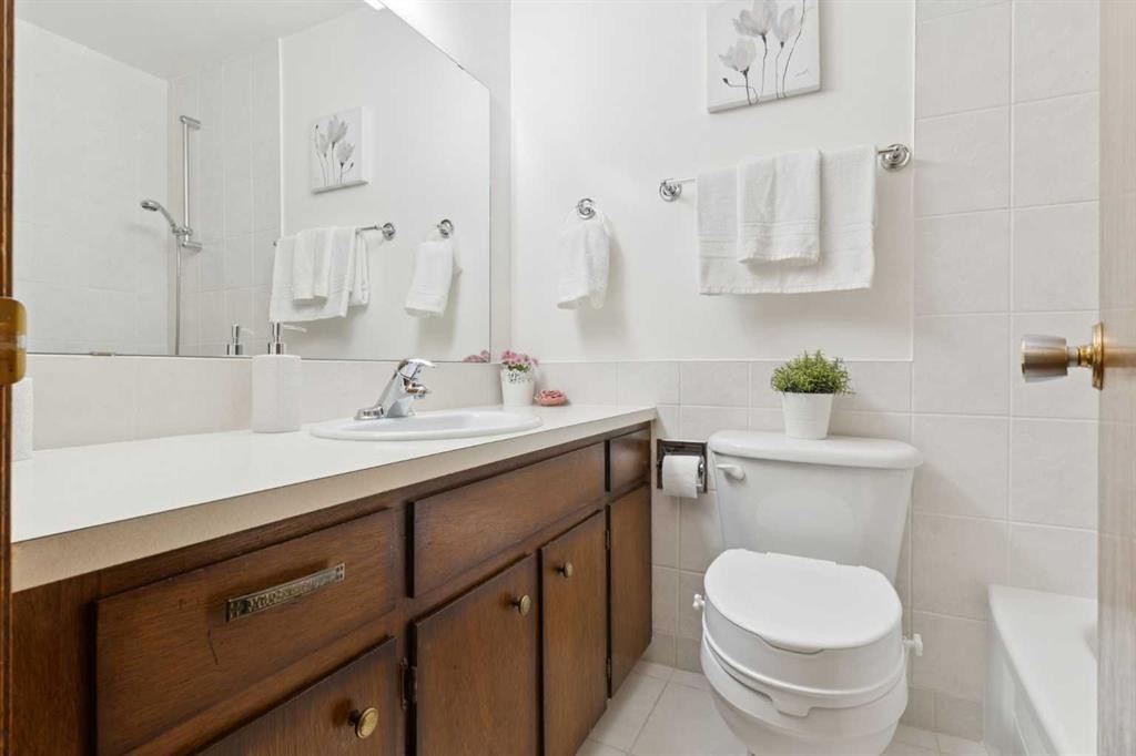 3221 Cedarille Drive Sw, Calgary, AB - Indoor Photo Showing Bathroom