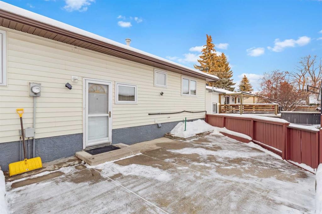 3221 Cedarille Drive Sw, Calgary, AB - Outdoor With Exterior