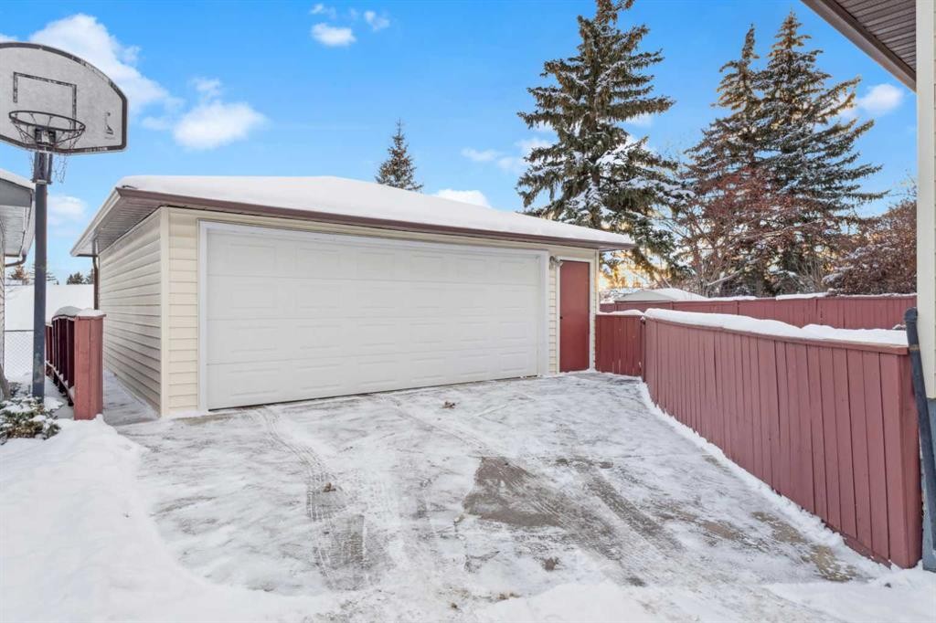 3221 Cedarille Drive Sw, Calgary, AB - Outdoor