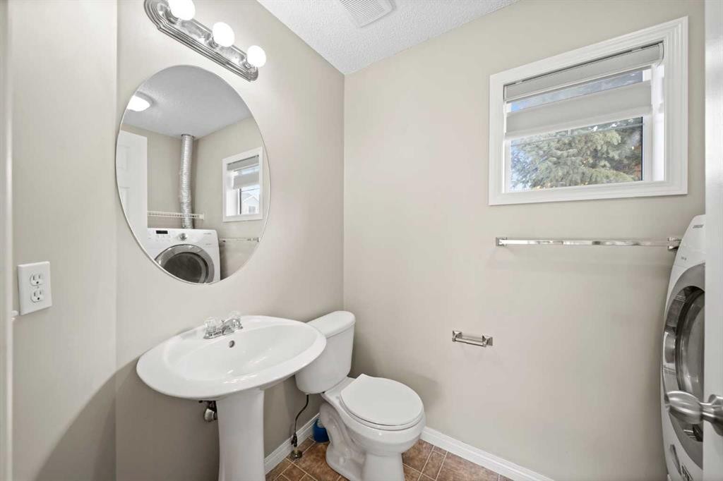 213 Copperfield Lane Se, Calgary, AB - Indoor Photo Showing Bathroom