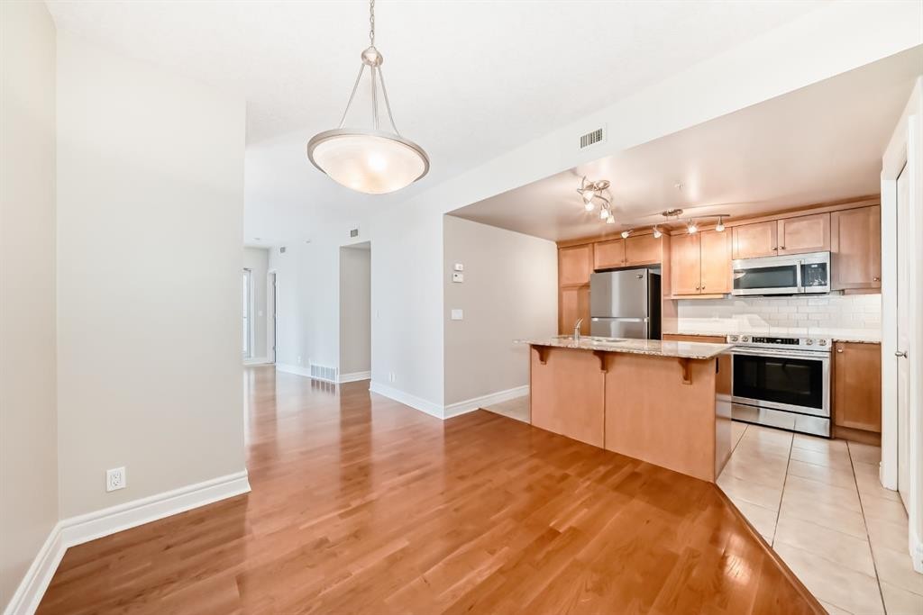 701-920 5 Avenue Sw, Calgary, AB - Indoor Photo Showing Kitchen With Stainless Steel Kitchen