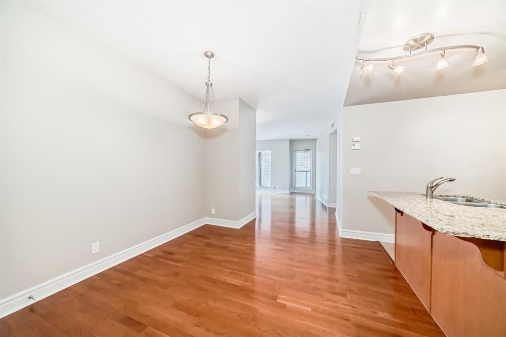 701-920 5 Avenue Sw, Calgary, AB - Indoor Photo Showing Kitchen With Double Sink