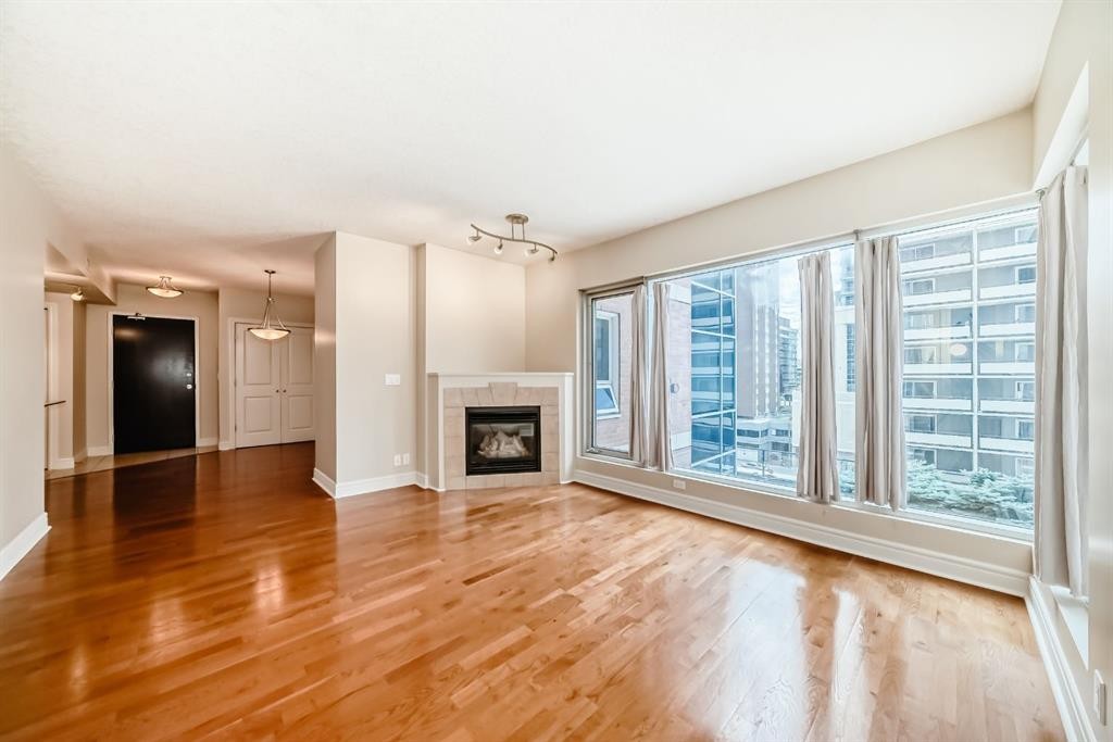 701-920 5 Avenue Sw, Calgary, AB - Indoor Photo Showing Living Room With Fireplace