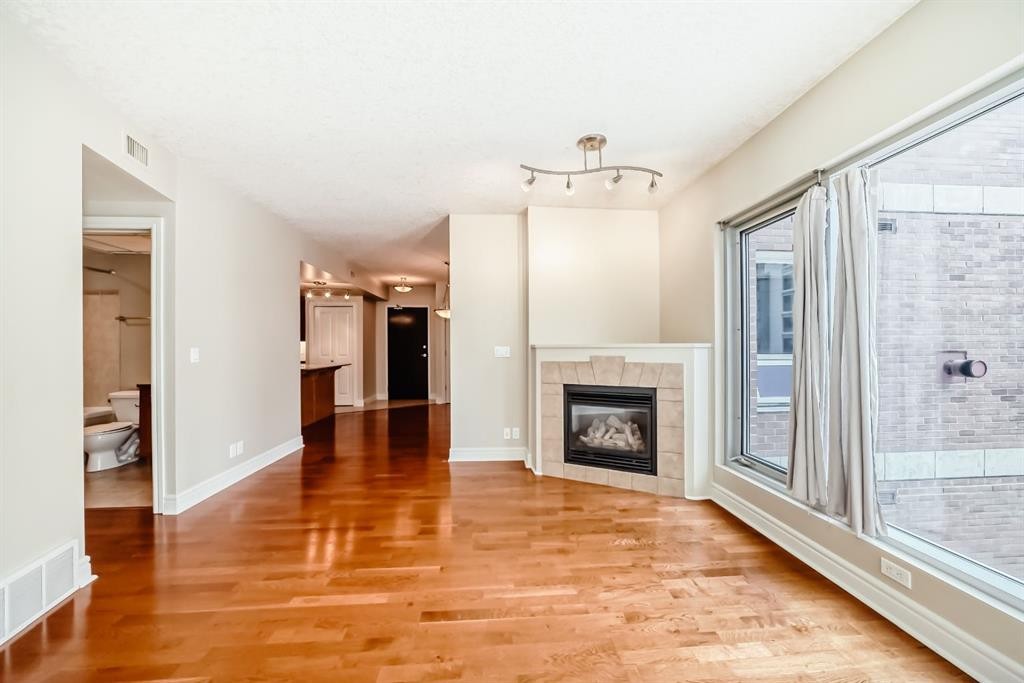 701-920 5 Avenue Sw, Calgary, AB - Indoor Photo Showing Living Room With Fireplace