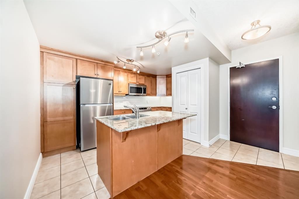 701-920 5 Avenue Sw, Calgary, AB - Indoor Photo Showing Kitchen With Stainless Steel Kitchen With Double Sink