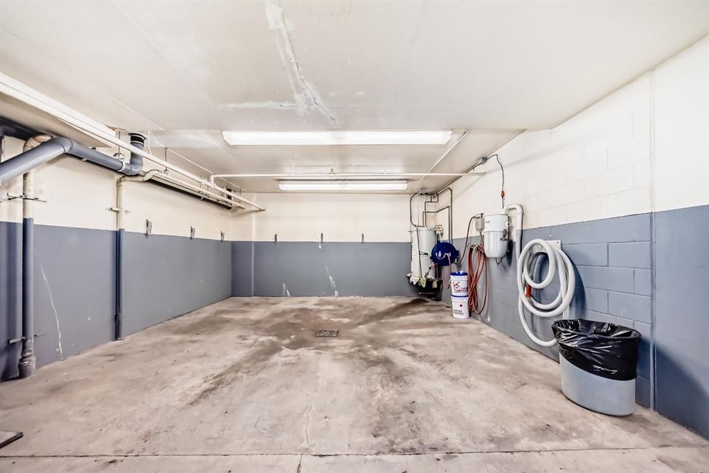 701-920 5 Avenue Sw, Calgary, AB - Indoor Photo Showing Garage