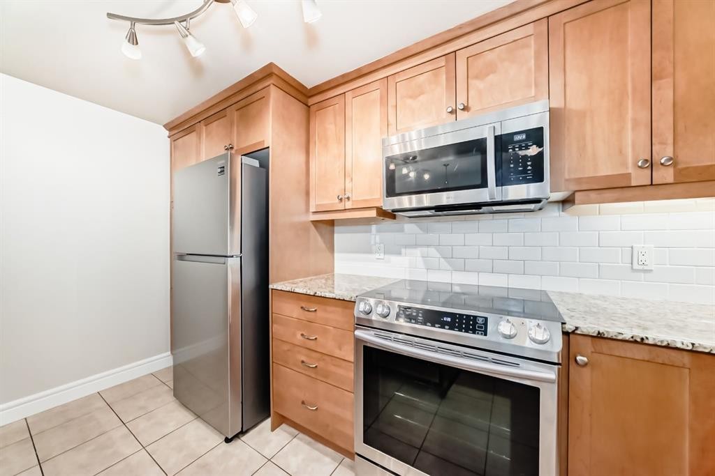 701-920 5 Avenue Sw, Calgary, AB - Indoor Photo Showing Kitchen With Stainless Steel Kitchen