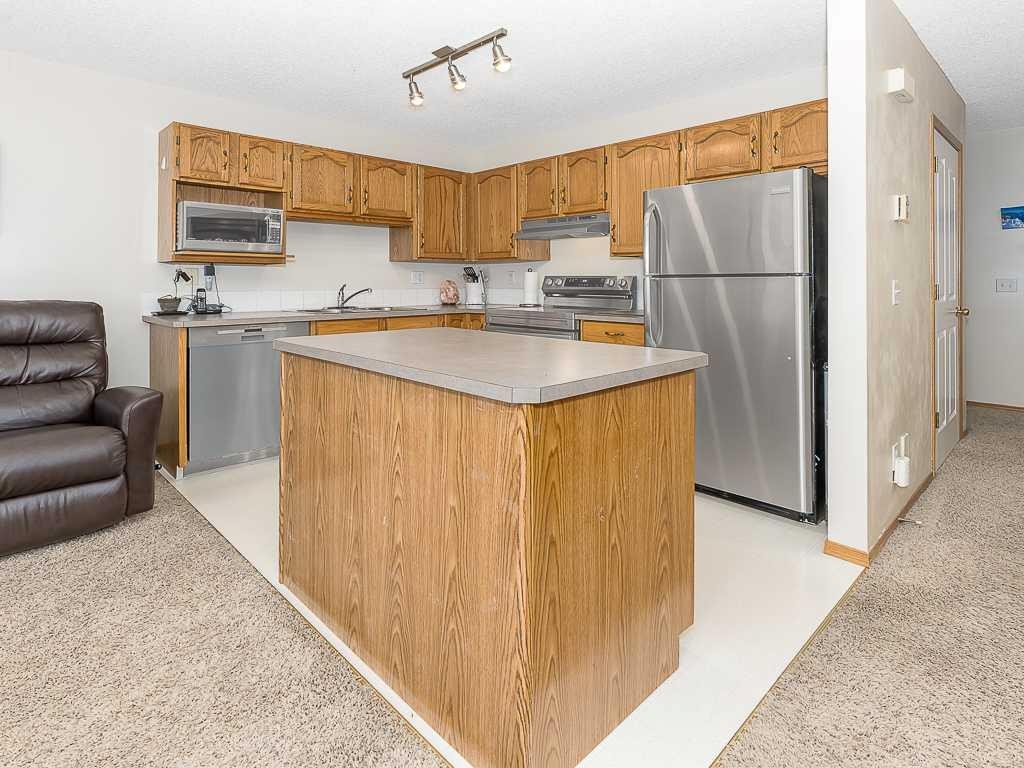 119 Mt Douglas Manor Se, Calgary, AB - Indoor Photo Showing Kitchen