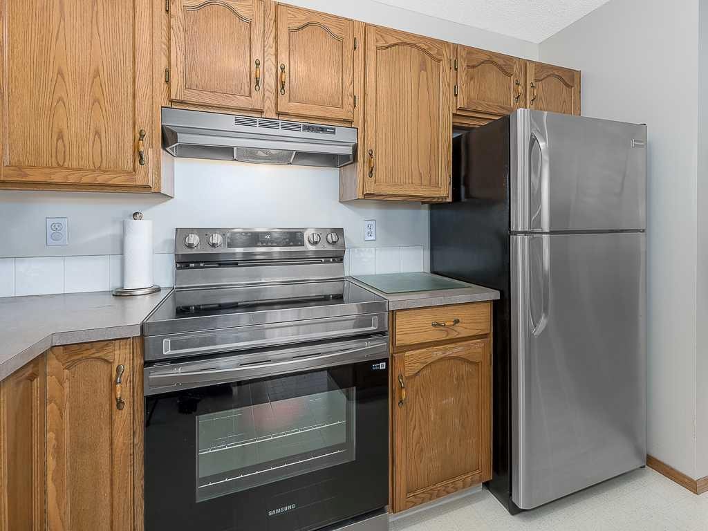 119 Mt Douglas Manor Se, Calgary, AB - Indoor Photo Showing Kitchen
