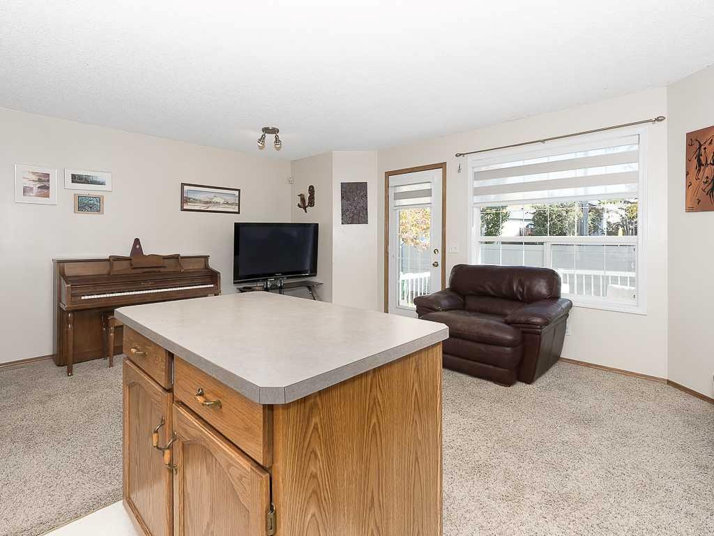 119 Mt Douglas Manor Se, Calgary, AB - Indoor Photo Showing Living Room