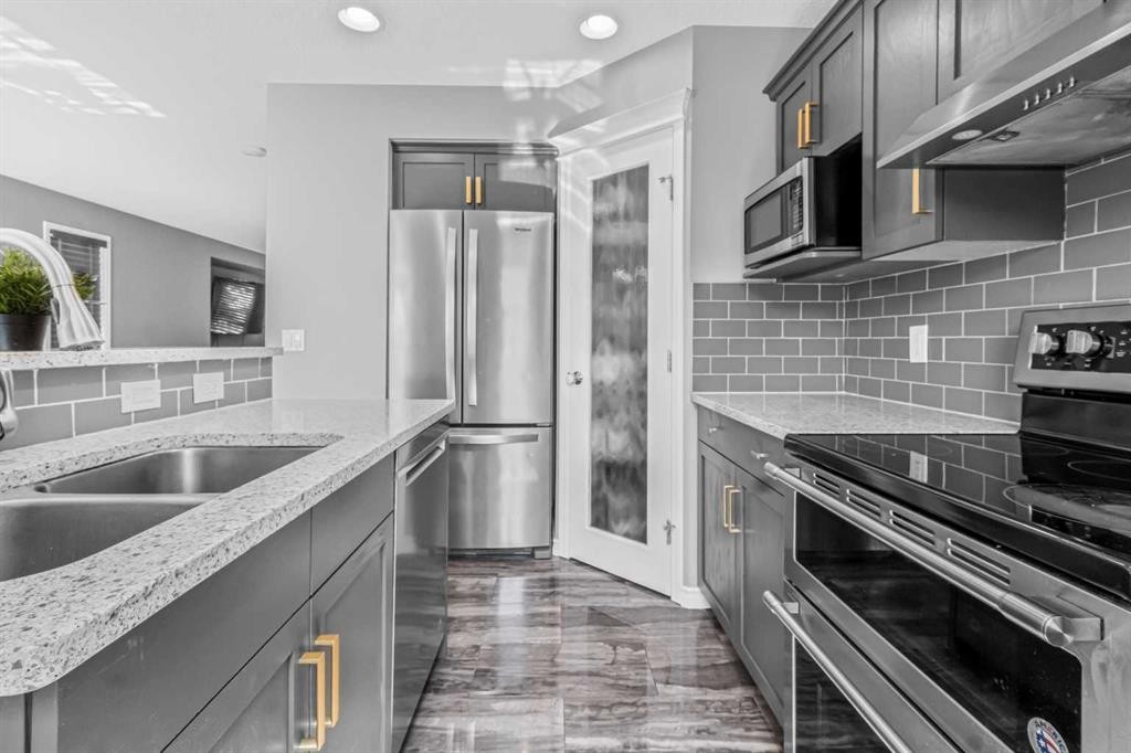 178 Evansmeade Common Nw, Calgary, AB - Indoor Photo Showing Kitchen With Stainless Steel Kitchen With Double Sink With Upgraded Kitchen