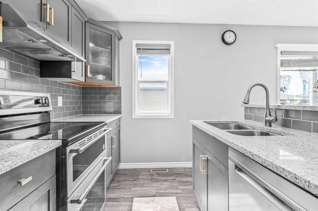 178 Evansmeade Common Nw, Calgary, AB - Indoor Photo Showing Kitchen With Double Sink With Upgraded Kitchen