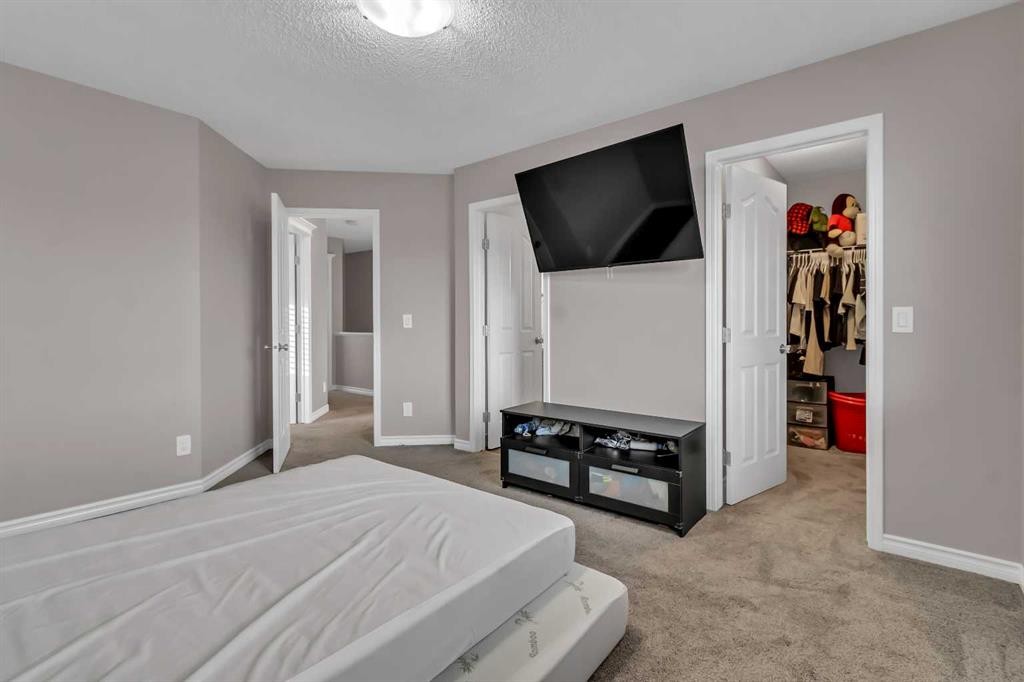 178 Evansmeade Common Nw, Calgary, AB - Indoor Photo Showing Bedroom