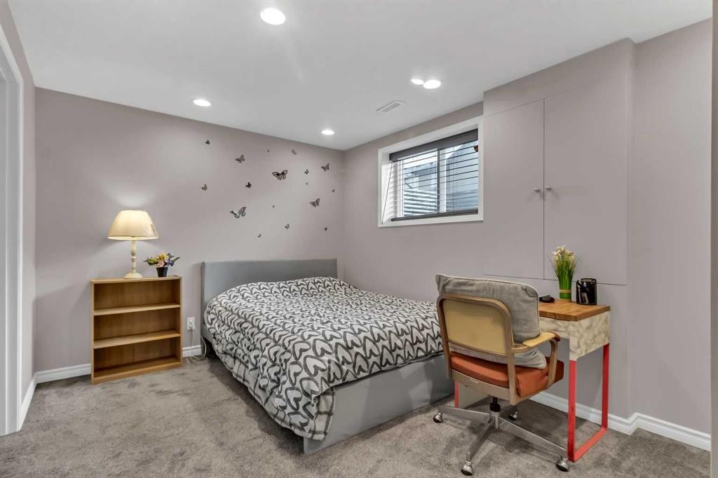 178 Evansmeade Common Nw, Calgary, AB - Indoor Photo Showing Bedroom