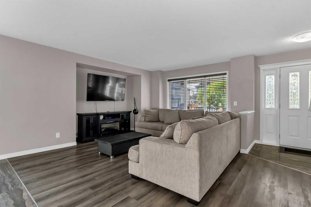 178 Evansmeade Common Nw, Calgary, AB - Indoor Photo Showing Living Room