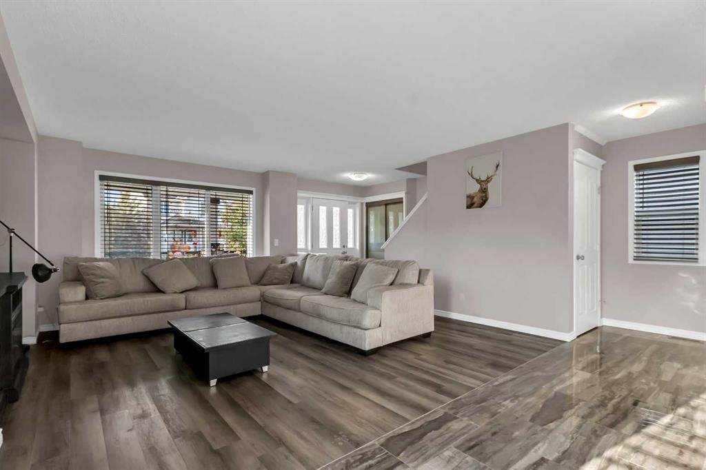 178 Evansmeade Common Nw, Calgary, AB - Indoor Photo Showing Living Room