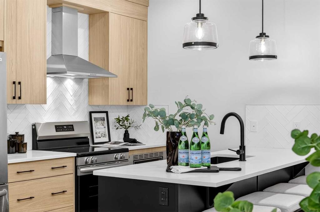 306 Alpine Boulevard, Calgary, AB - Indoor Photo Showing Kitchen With Upgraded Kitchen